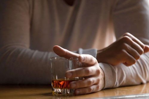 Alcoholism: risks, symptoms, and treatments